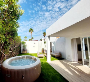 Bungalow de diseño hidromasajes terraza y piscina.